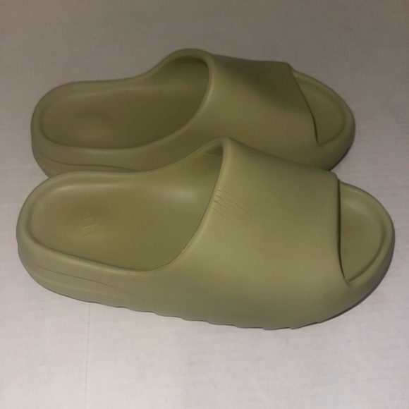 YEEZY SANDALS SIZE 6 - Picture 2 of 6